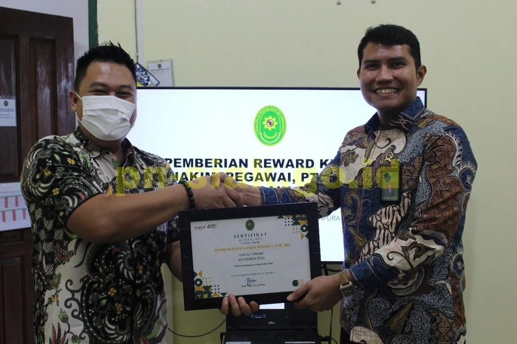 Pemberian reward kepada Hakim, Panitera Pengganti, Pegawai, Petugas PTSP dan PPNPN dengan kinerja terbaik di bulan Oktober