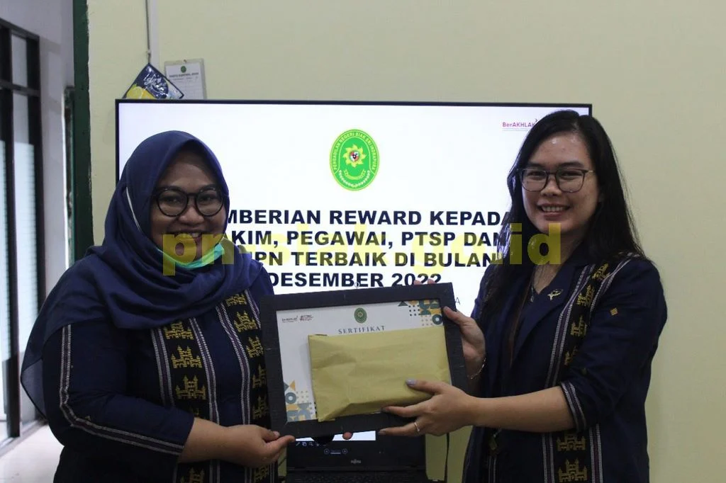Pemberian reward kepada Hakim, Panitera Pengganti, Pegawai, Petugas PTSP dan PPNPN dengan kinerja terbaik di bulan November