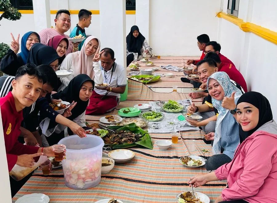 Makan Bersama di Area Kolam