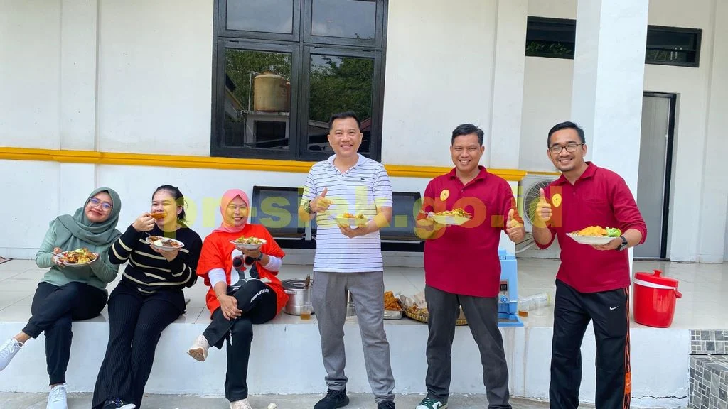 Makan Bersama di Area Kolam