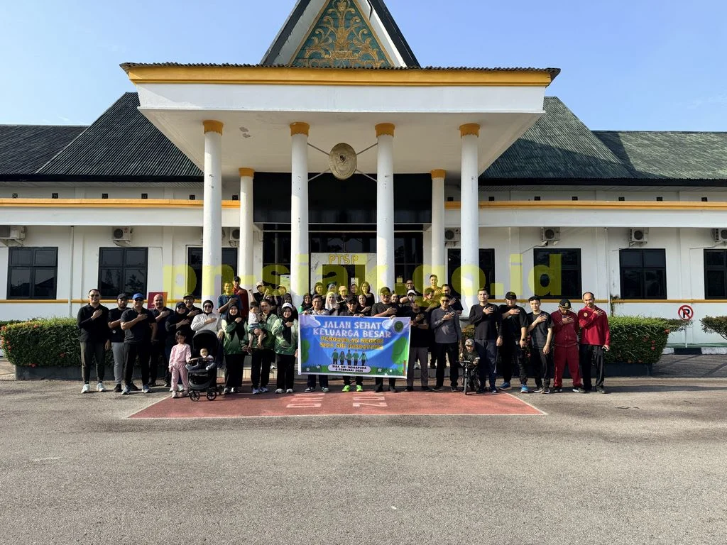 Sinergi Dalam Langkah : PN Siak Gelar Jalan Sehat Sambil Aksi Bersih Lingkungan